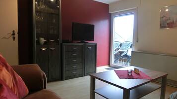 Apartment, 2 Schlafzimmer, Balkon (Burgunder) | Wohnbereich | Flachbildfernseher