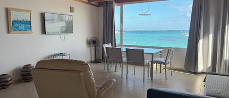 Smart-tv, böcker och en stereo