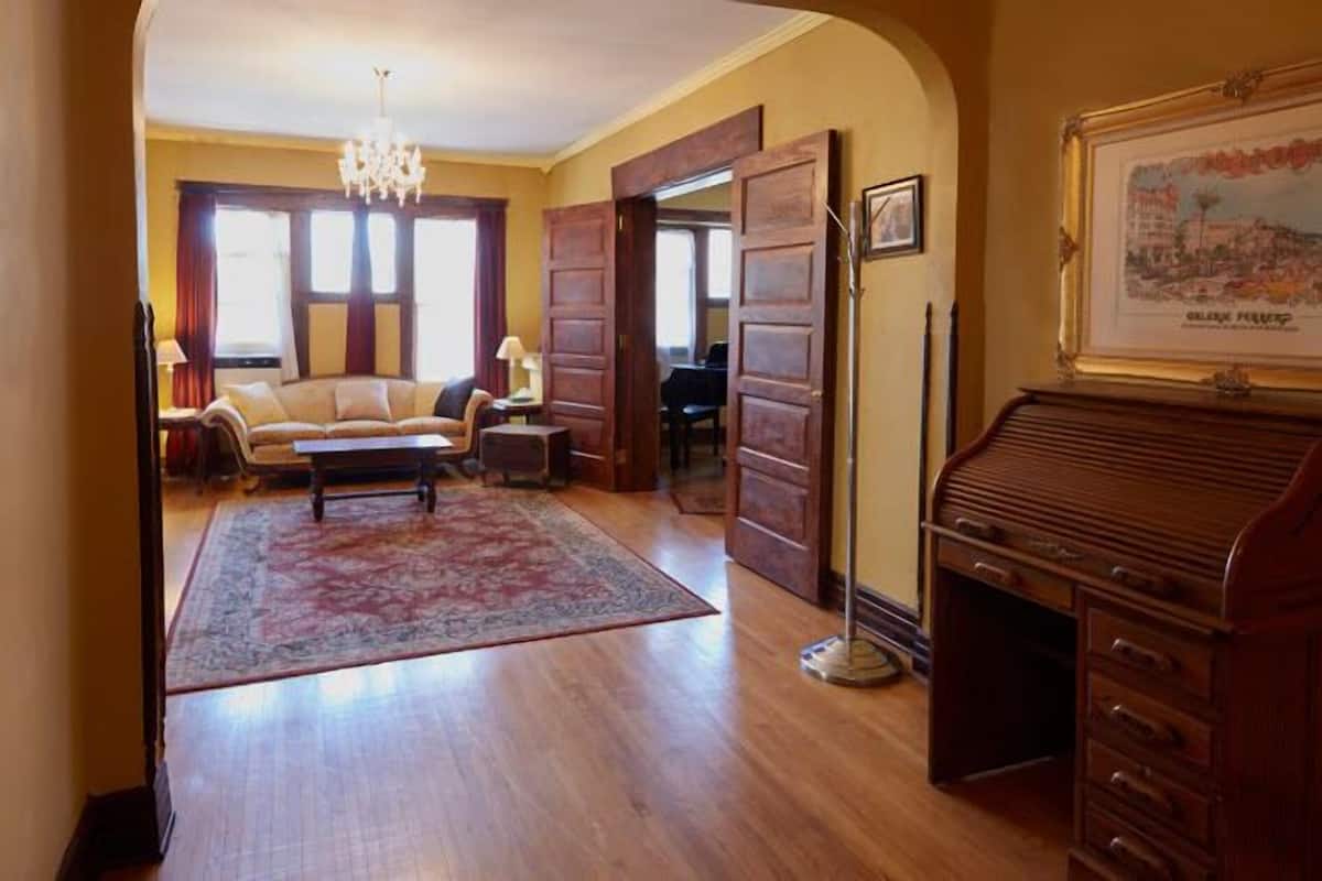 LaSalle Apartment | Décor unique, ameublement unique, accÚs au Wi-Fi (inclus)