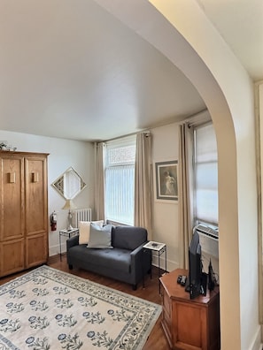 Hollywood Suite | Wohnbereich | 42-Zoll-Flachbildfernseher mit Digitalempfang, Fernseher, Netflix
