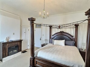 Sion Bass Suite | Individually decorated, individually furnished, free WiFi, bed sheets