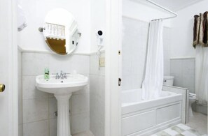 Lawton Suite | Baño | Secadora de cabello, toallas, jabón, shampoo 