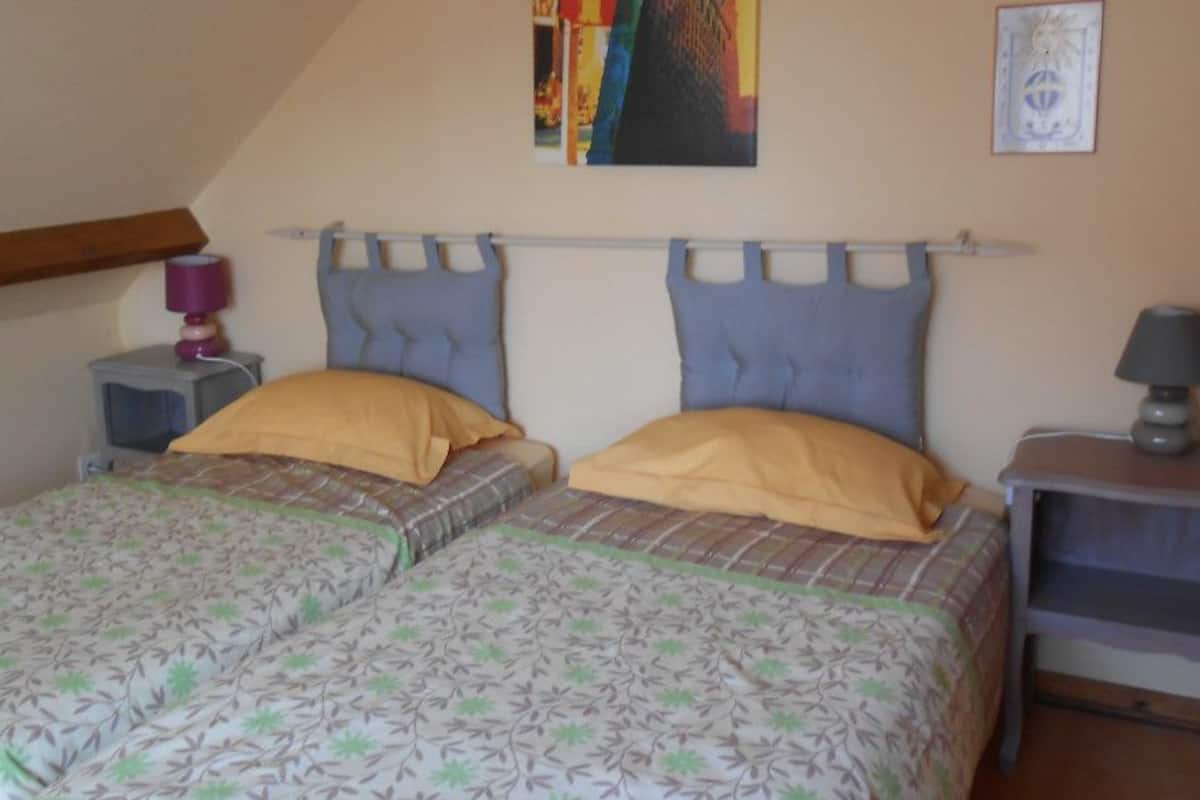 Classic Twin Room, Non Smoking, City View | Dihias secara berasingan, dilengkapkan perabot secara berasingan, meja