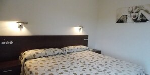 Quarto duplo | Frigobar, cofres nos quartos, Wi-Fi de cortesia, roupa de cama
