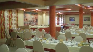 Breakfast, lunch and dinner served