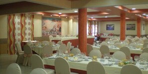 Serveert ontbijt, lunch en diner