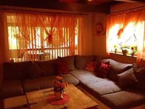 Maison mitoyenne Familiale, accès piscine, côté jardin | 1 chambre, décoration personnalisée, lits bébé (gratuits), Wi-Fi gratuit