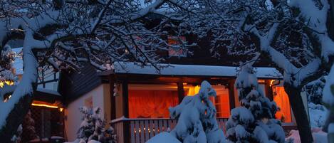 A szálláshely homlokzata – este/éjszaka