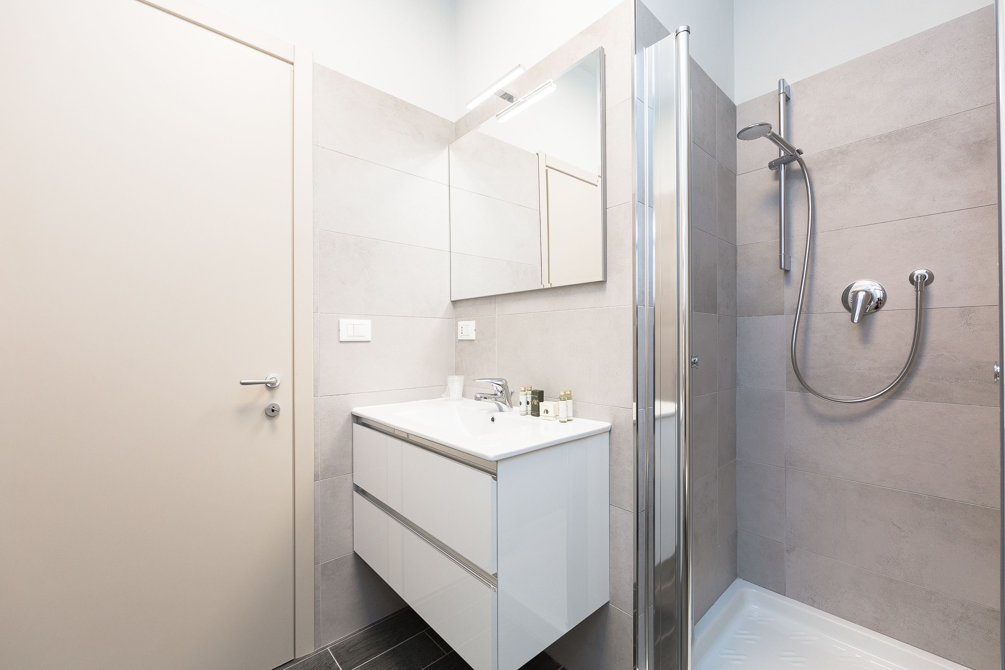 classic double room | bathroom | free toiletries, hair dryer, towels