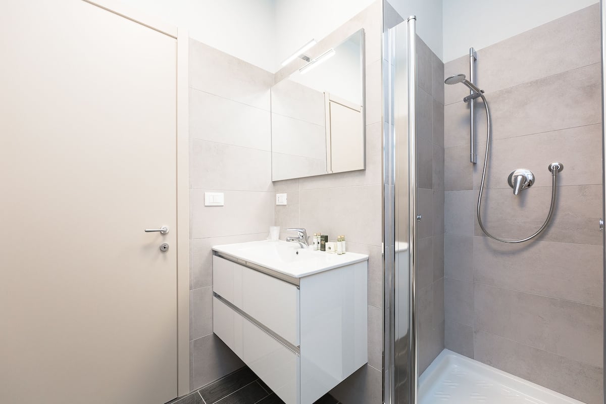 classic double room | bathroom | free toiletries, hair dryer, towels