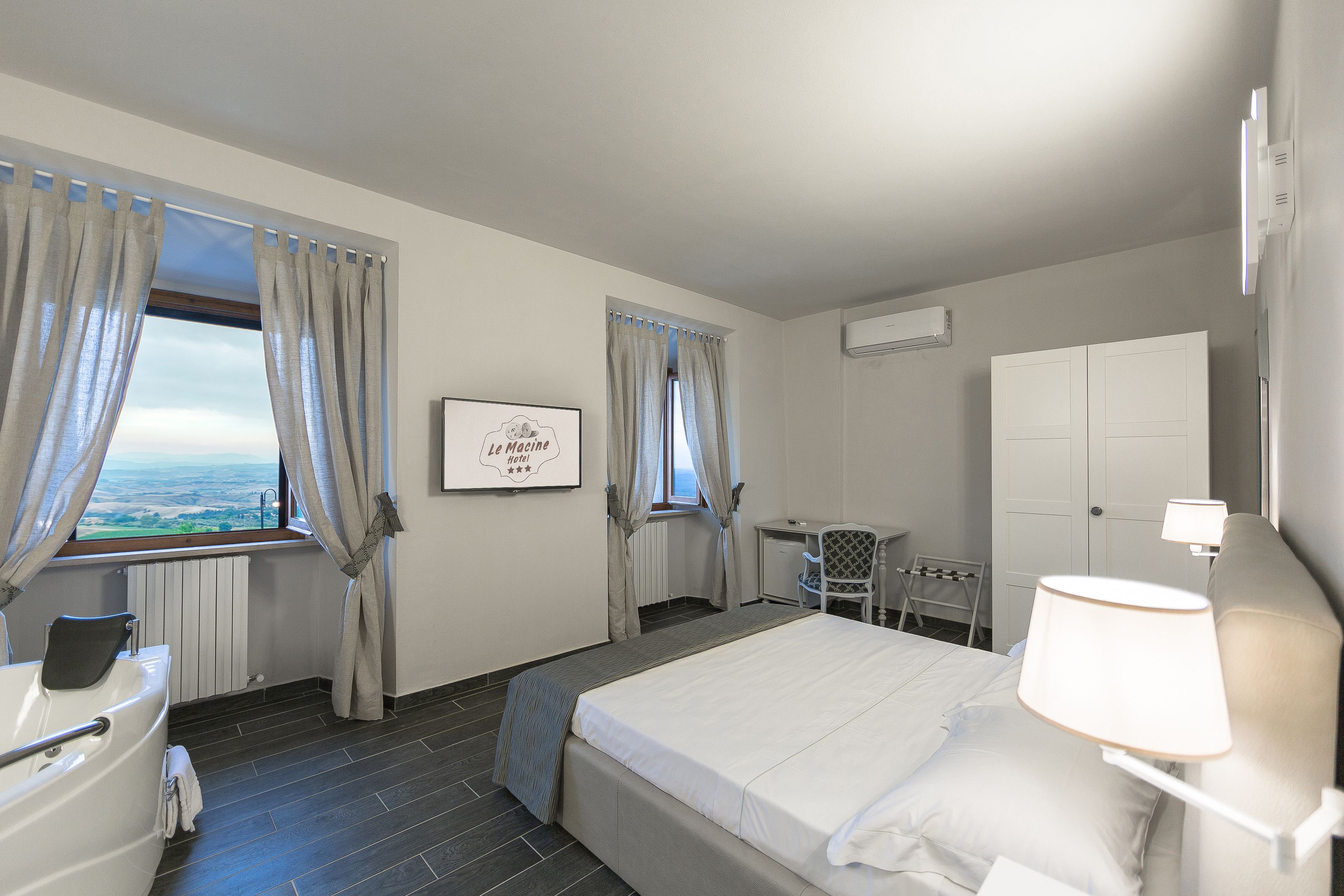 deluxe double room, bathtub | jetted bathtub