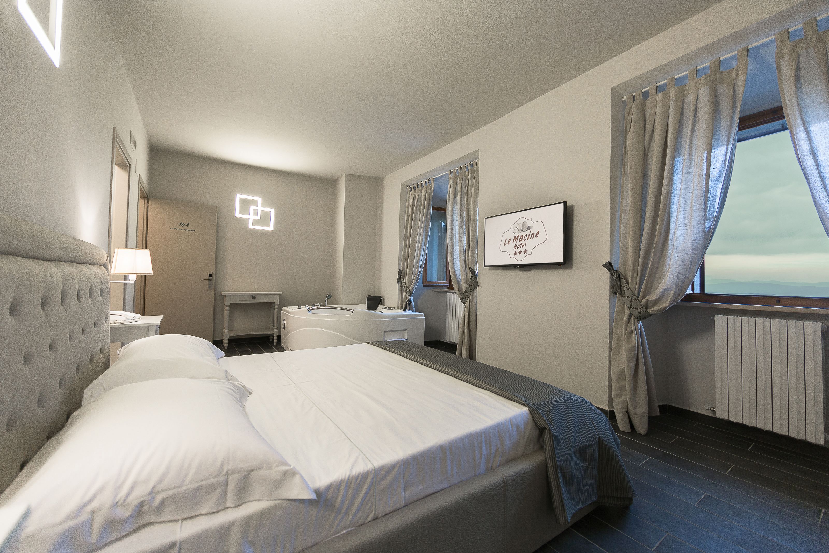 deluxe double room, bathtub | minibar, in-room safe, desk, soundproofing