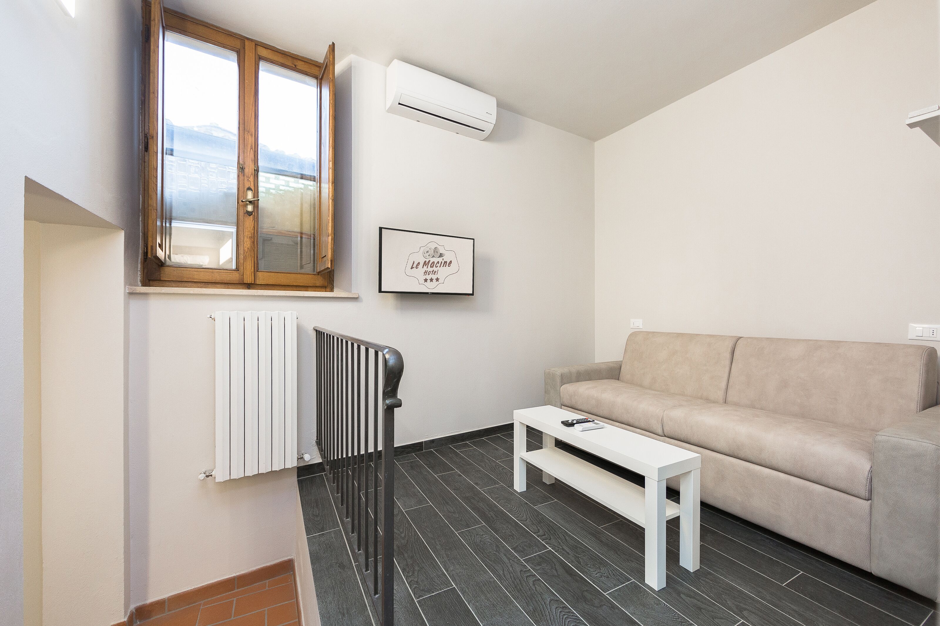 family room | minibar, in-room safe, desk, soundproofing