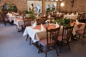 Déjeuner et dîner servis sur place, spécialités Cuisine internationale