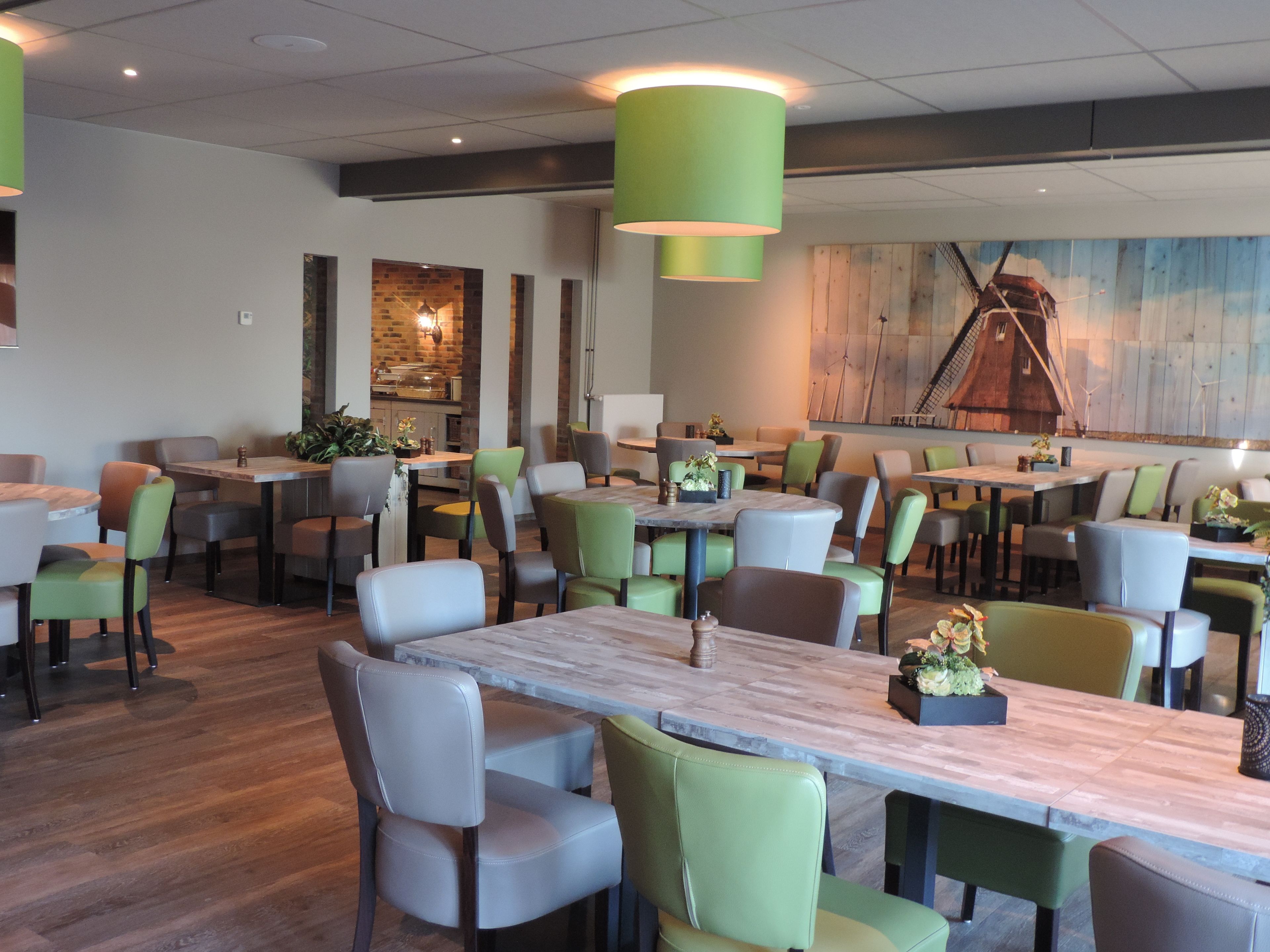 供應午餐及晚餐；多國菜