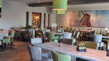 Serveert lunch en diner, internationale gerechten