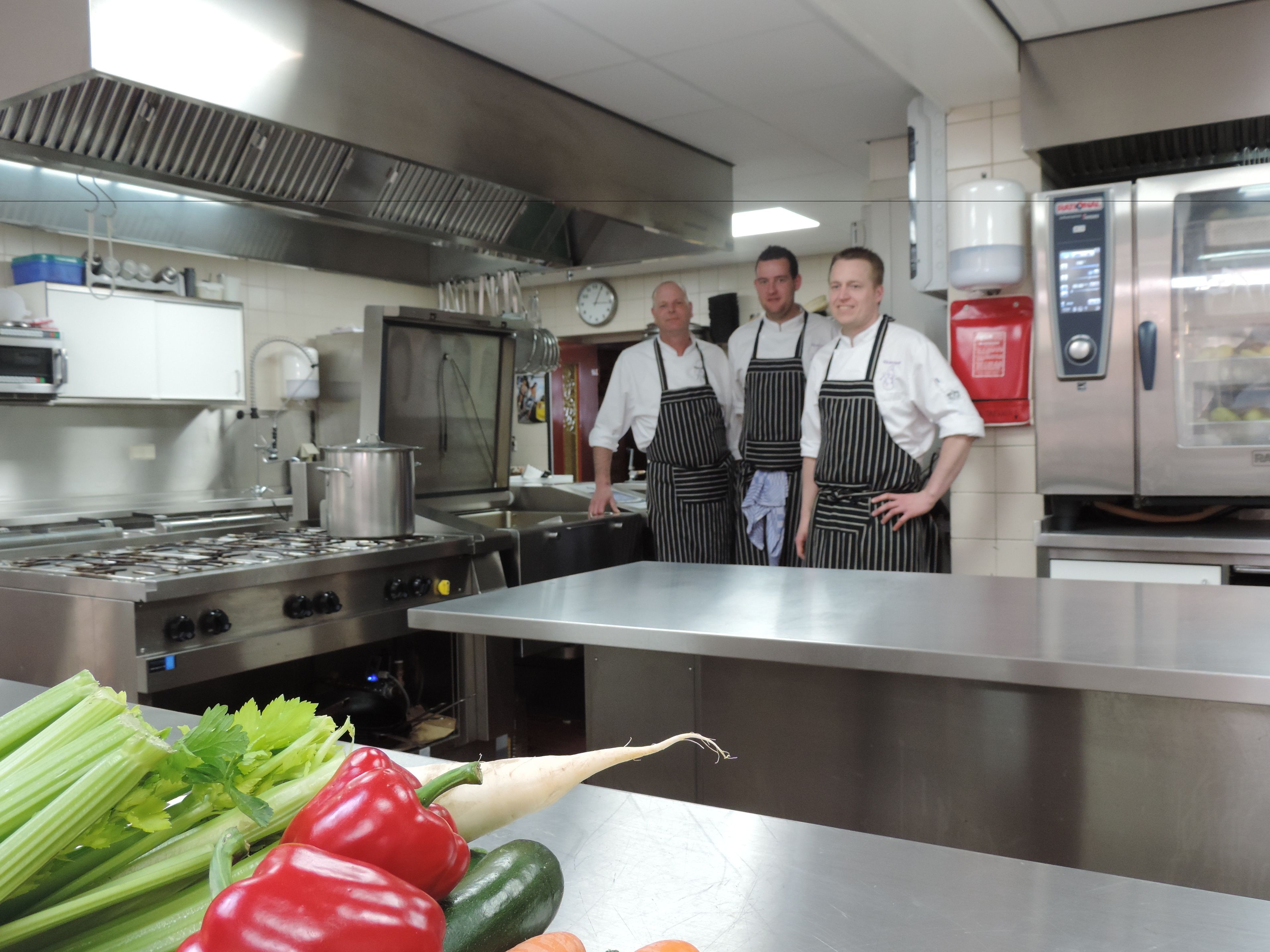 lunch and dinner served, international cuisine