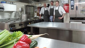 A kitchen with stainless steel appliances, a large stove, and a refrigerator. - Hotel Ekamper (Roodeschool)