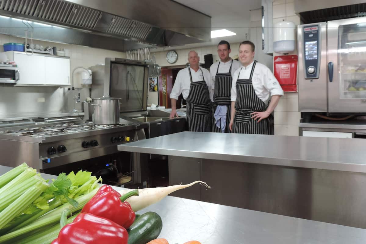 lunch and dinner served, international cuisine