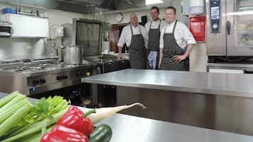 Lunsj og middag serveres