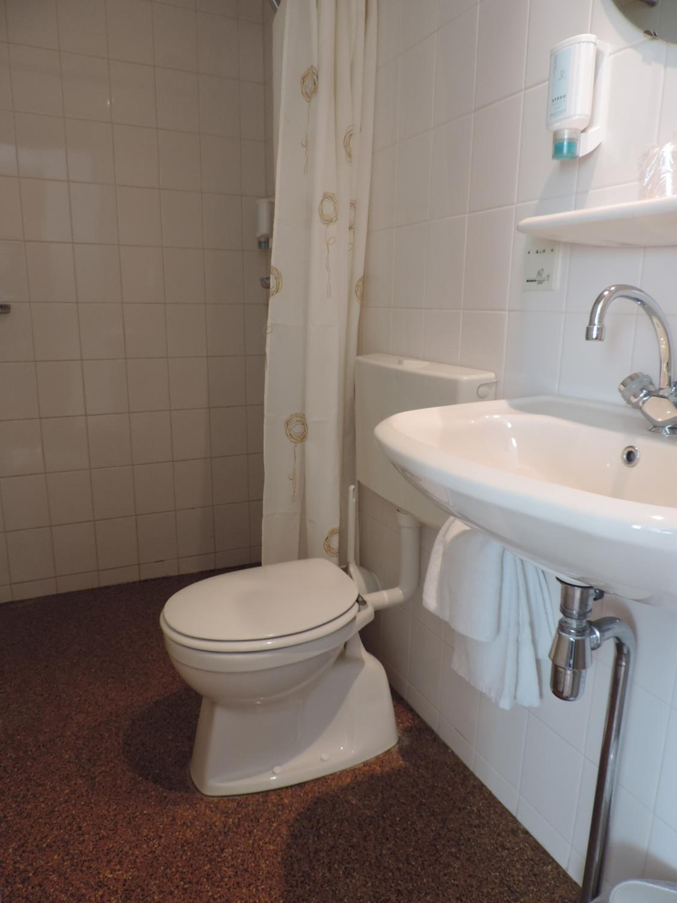 shower, free toiletries, towels