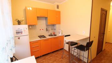 Apartment | Eigene Küche | Großer Kühlschrank, Herdplatte, Wasserkocher