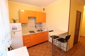 Apartment | Eigene Küche | Großer Kühlschrank, Herdplatte, Wasserkocher