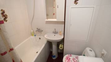 Apartment | Badezimmer | Duschwanne, Komfortbadewanne, kostenlose Toilettenartikel, Haartrockner