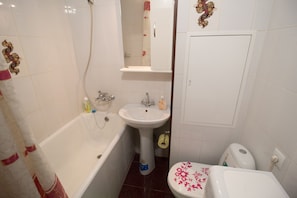 Apartment | Badezimmer | Duschwanne, Komfortbadewanne, kostenlose Toilettenartikel, Haartrockner