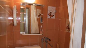 Apartment | Badezimmer | Duschwanne, Komfortbadewanne, Haartrockner, Hausschuhe