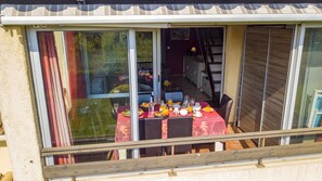 Outdoor dining - Charm and rest, on the waterfront (Ghisonaccia)