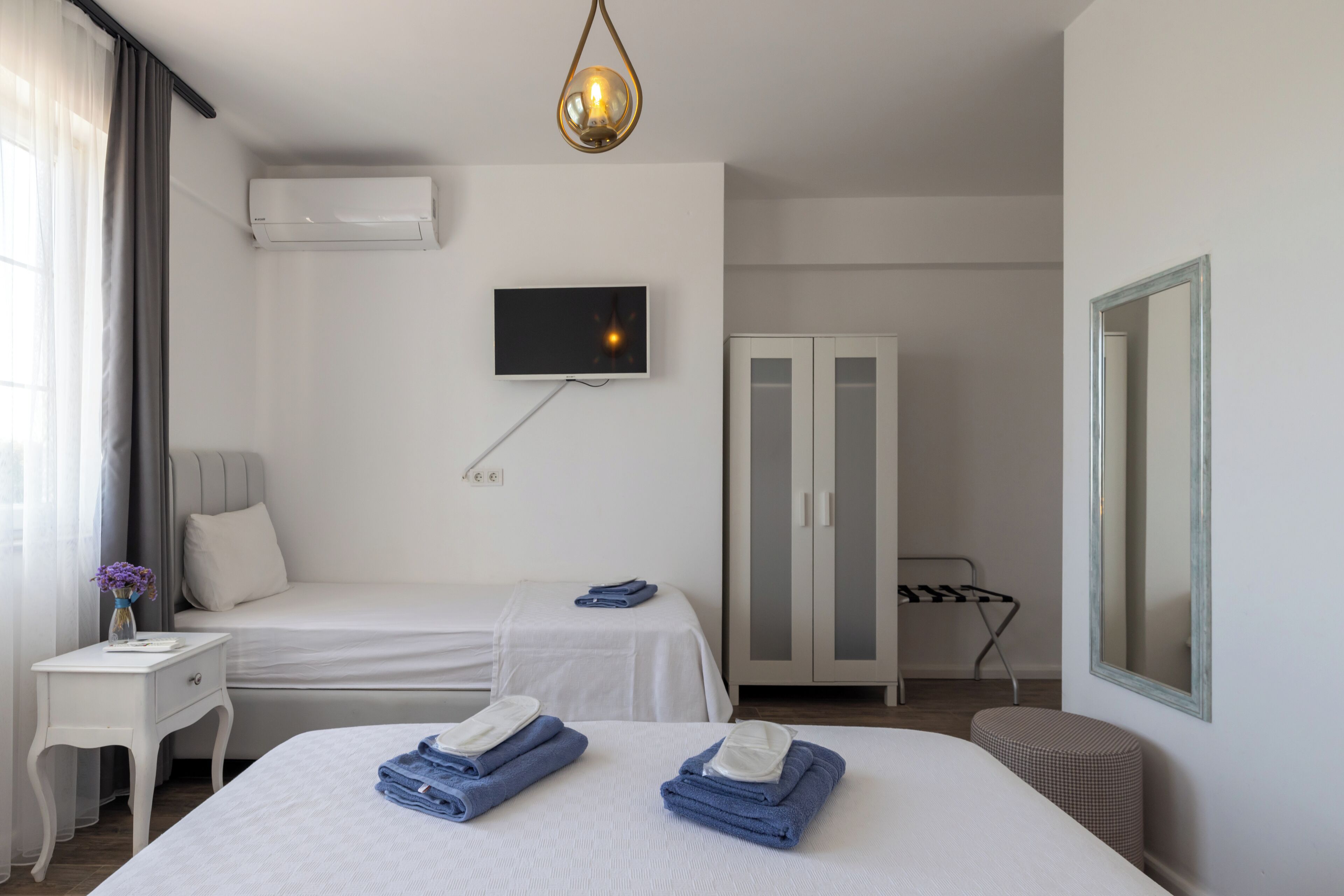 standard triple room | 1 bedroom, iron/ironing board, free cots/infant beds, free wifi