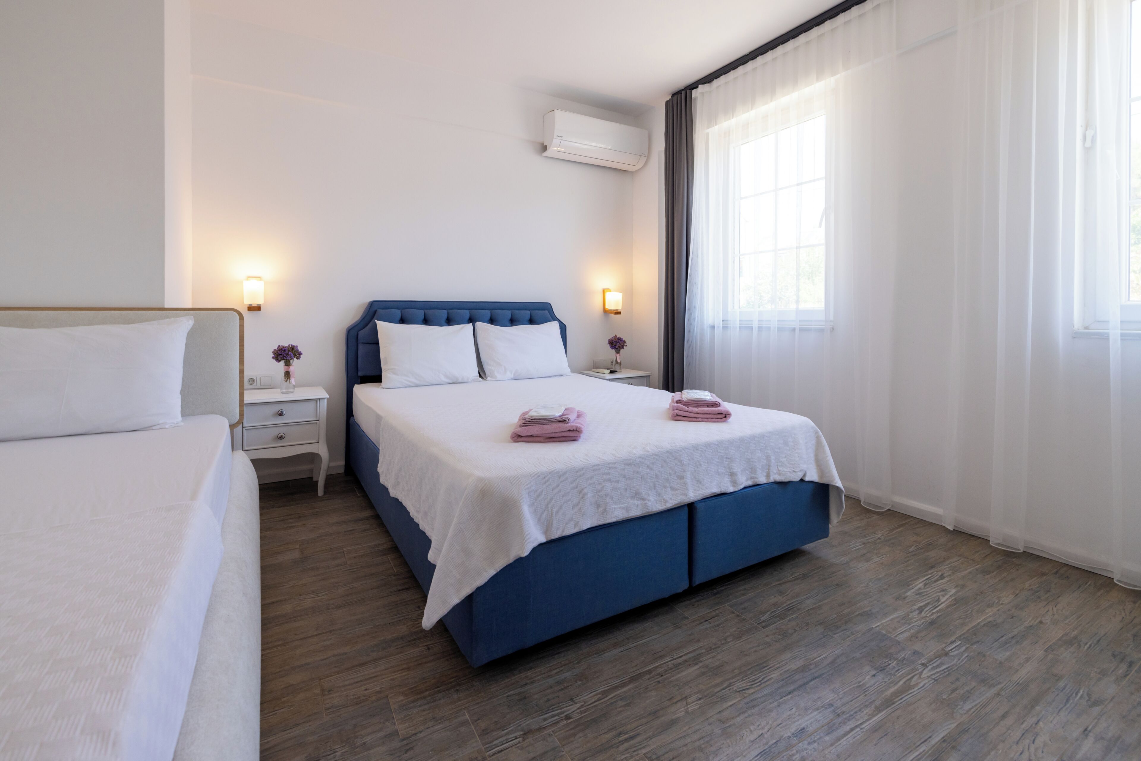 standard triple room | 1 bedroom, iron/ironing board, free cots/infant beds, free wifi