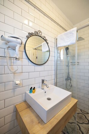 Standard-Doppelzimmer | Badezimmer | Dusche, kostenlose Toilettenartikel, Haartrockner, Hausschuhe