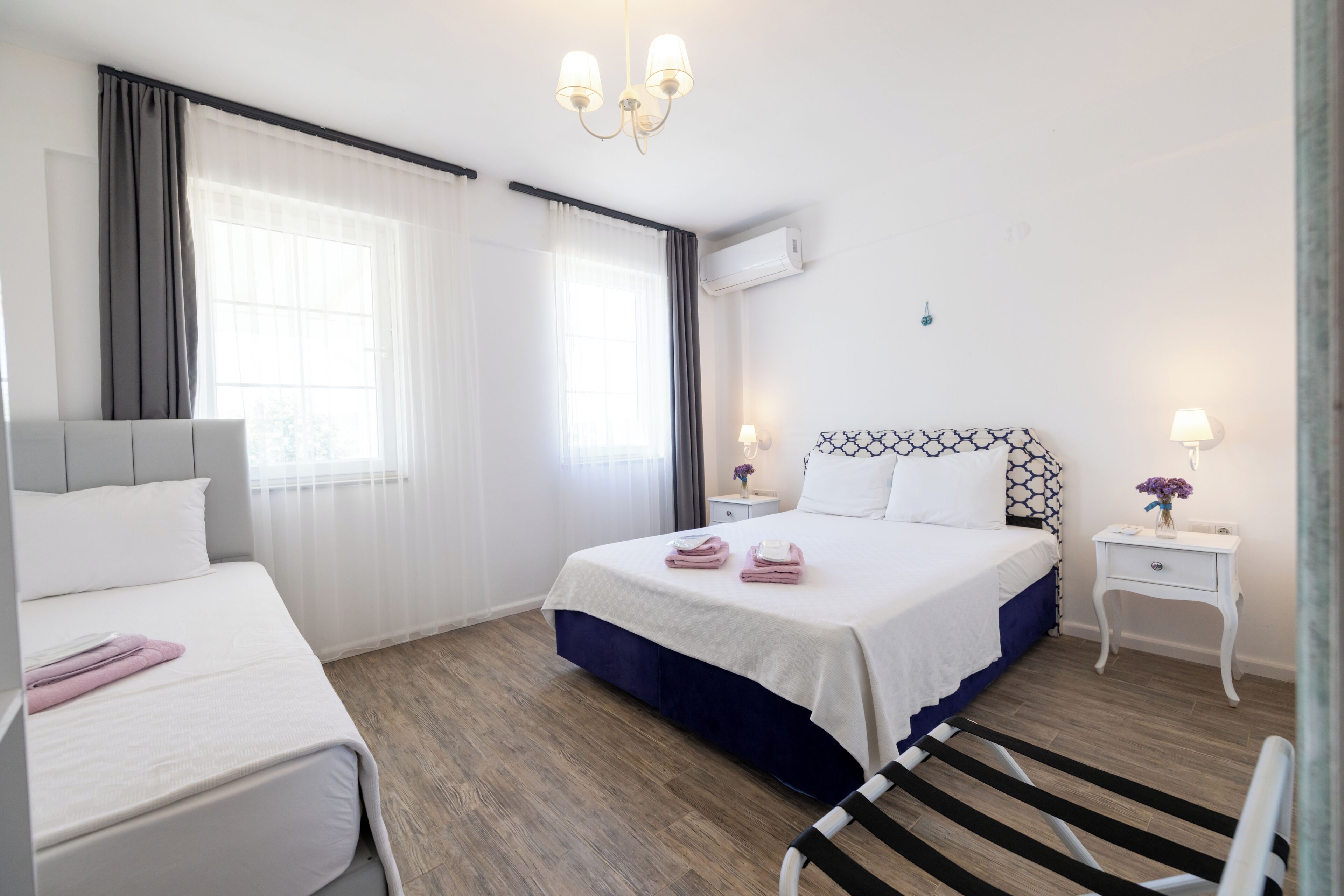 standard triple room | 1 bedroom, iron/ironing board, free cots/infant beds, free wifi