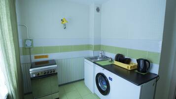 Apartment | Eigene Küche | Kühlschrank, Herdplatte, Wasserkocher, Kochgeschirr/Geschirr/Besteck