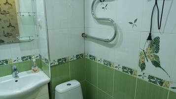 Apartment | Badezimmer | Duschwanne, Komfortbadewanne, kostenlose Toilettenartikel, Haartrockner