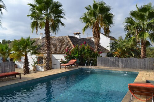 Near 400m2, upscale, 4 bedrooms, 48m pool, charm (Marchena, España) | Expedia.es