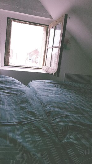 1 dormitori, planxa i posts de planxar i un bressol de viatge 