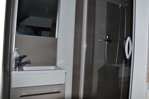 Dusche, Haartrockner, Handtücher, Seife