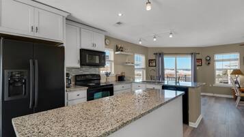 Townhome, 2 Bedrooms | Private kitchen | Fridge, oven, coffee/tea maker, toaster