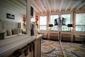 Interior - Palm Beach Petite Retreat 1 Block to Beach! New  bed!! Palm Beach Hotel (Palm Beach)