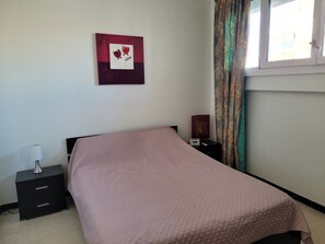 1 chambre, fer et planche à repasser, lit de bébé portatif