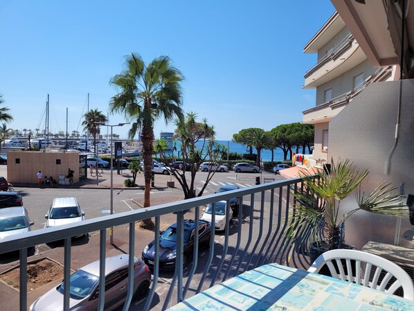 Outdoor dining - 100m from the beach and center of Saint-Raphael (Fréjus)