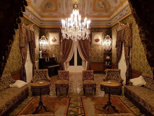 Coin salon dans le hall