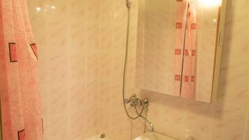 Apartment | Badezimmer | Duschwanne, Komfortbadewanne, kostenlose Toilettenartikel, Haartrockner