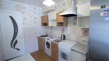 Apartment | Eigene Küche | Kühlschrank, Herdplatte, Wasserkocher, Kochgeschirr/Geschirr/Besteck