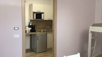 Neljän hengen perushuone, oma kylpyhuone (exterior) | Työpöytä, silitysrauta/-lauta, vauvansängyt, lisävuoteet