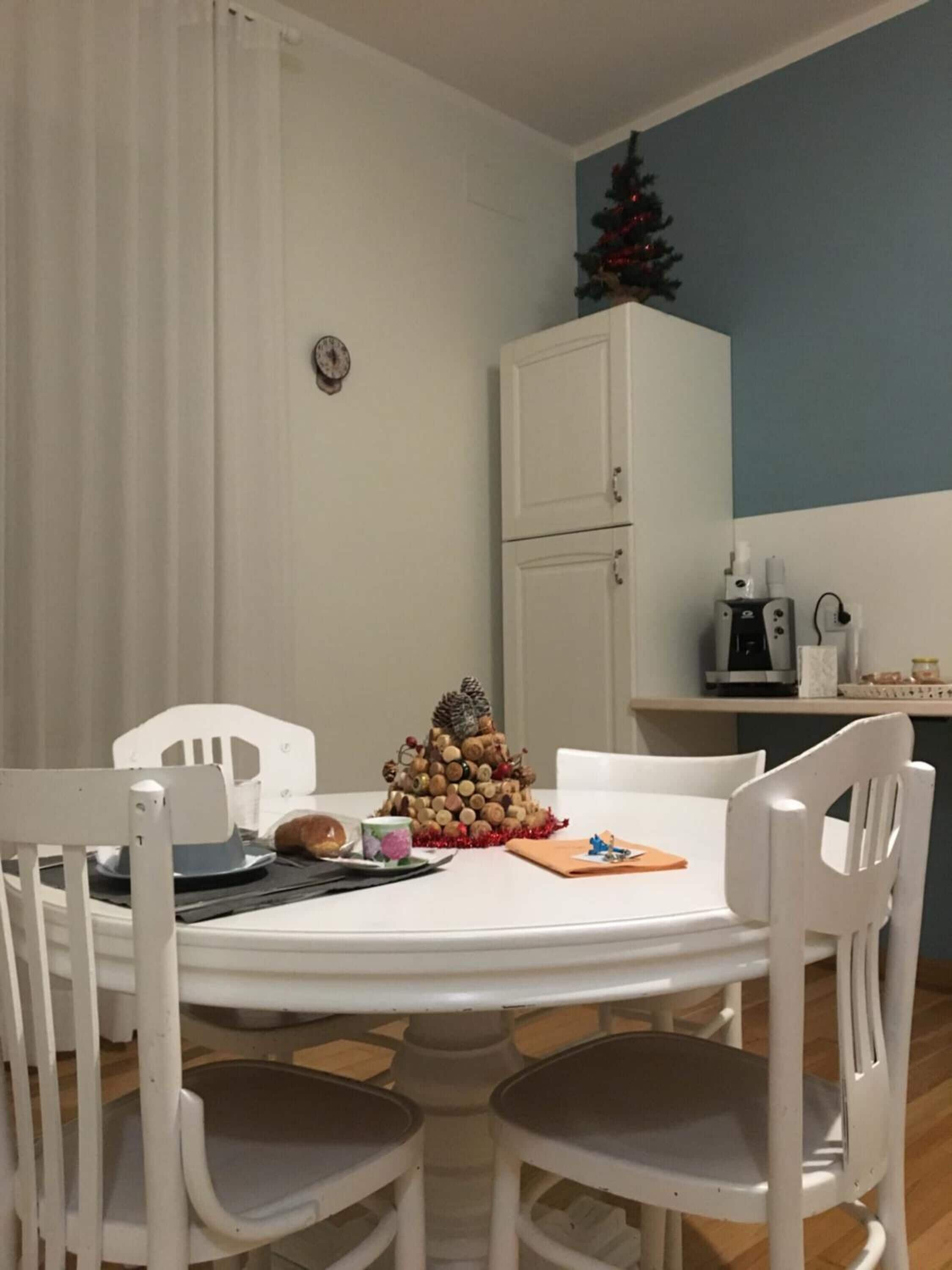 Kühlschrank, Mikrowelle, Herdplatte, Kochgeschirr/Geschirr/Besteck