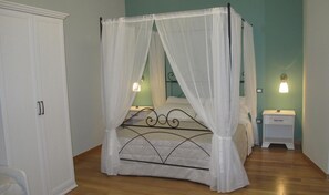 Desk, iron/ironing board, cribs/infant beds, rollaway beds - B&B Arco dolce Arco (Benevento)